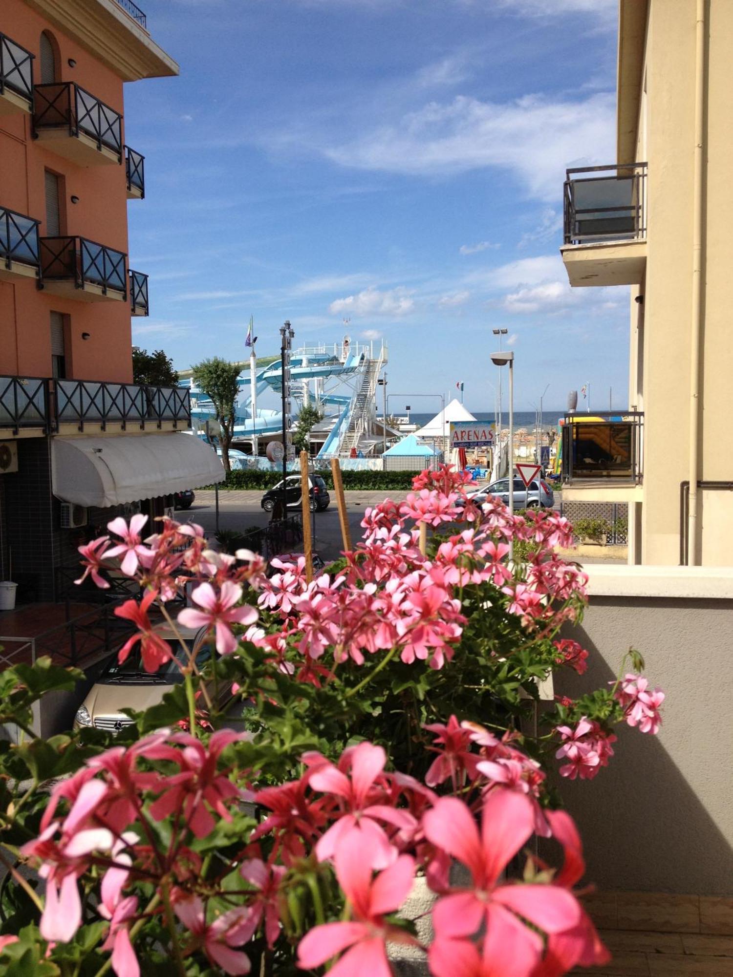 Hotel Villa Dei Gerani Rimini Luaran gambar